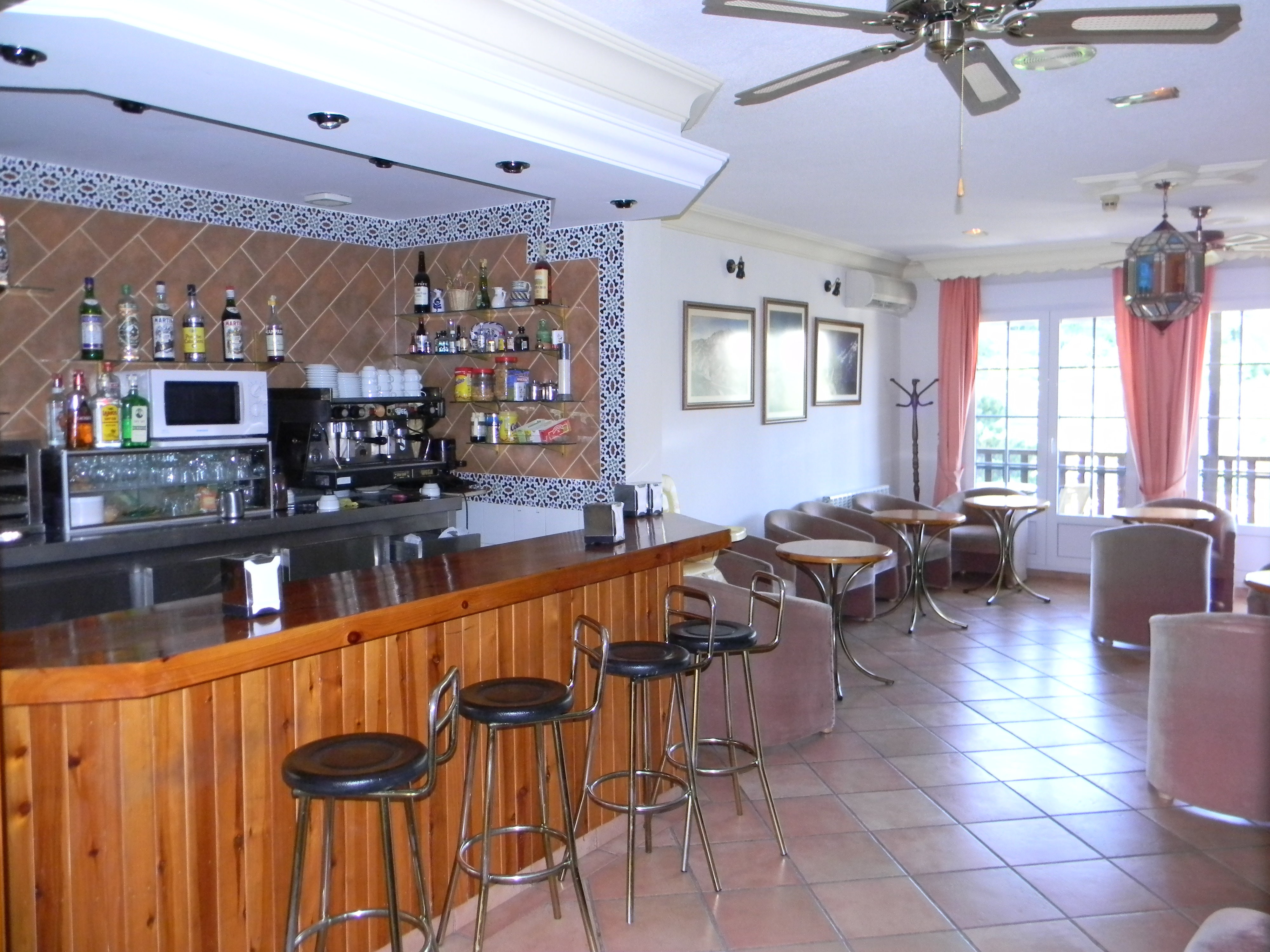 Cafeteria y Salon , solo para los huespedes.Servicio de Desayunos.